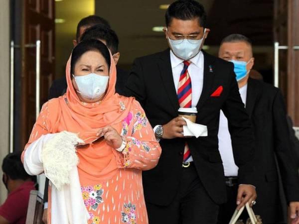 Rosmah (kiri) keluar dari mahkamah selepas hadir bagi sambung perbicaraan kes rasuah yang dihadapinya berhubung projek solar hibrid di sekolah luar bandar Sarawak di Mahkamah Tinggi hari ini.