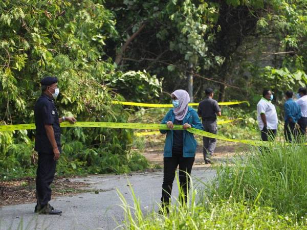 Anggota polis dan kakitangan Jabatan Alam Sekitar meninjau lokasi penemuan bahan pencemaran di di Kawasan Perindustrian Nilai, Jalan Emas yang ditutup.