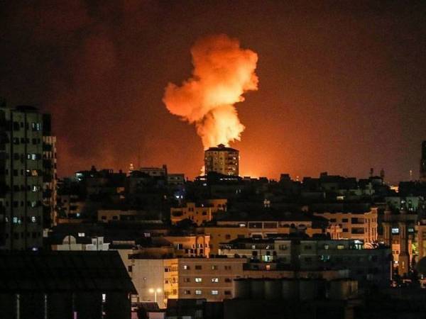 Gambar fail menunjukkan satu serangan udara ke atas kumpulan Jihad Islam di bandar Gaza. - Foto AFP
