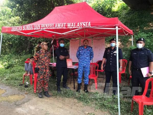 Zulkifli (dua dari kanan) melawat pos kawalan tempat kejadian yang dibuka bagi operasi mencari dan menyelamat pemuda disyaki terjun dari jambatan Kampung Bukit Sapi, Lenggong hari ini.