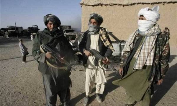 Gambar fail menunjukkan beberapa anggota Taliban memgang senjata di Afghanistan. - Foto AFP