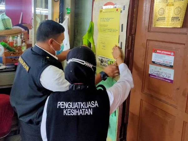 Kakitangan JKNK membuat pemeriksaan di salah sebuah premis yang diperiksa semasa Operasi Bersepadu Premis Bersih Siri 8 di sekitar bandar Kota Bharu di sini hari ini.