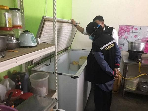 Kakitangan JKNK membuat pemeriksaan semasa Operasi Bersepadu Premis Bersih Siri 8 di sekitar bandar Kota Bharu di sini hari ini.