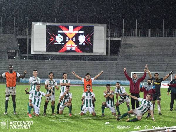 Pemain Kuching FA meraikan kejayaan menewaskan Johor Darul Takzim (JDT) II 2-1 di Stadium Negeri sekali gus mengesahkan status ke saingan TM Piala Malaysia musim ini. Foto: Kuching City FC