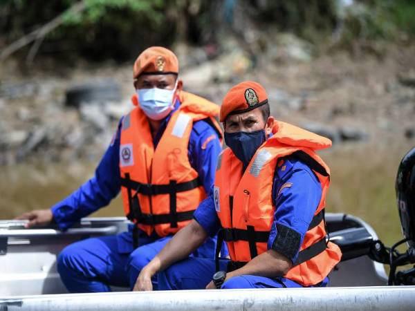Anggota Angkatan Pertahanan Awam Malaysia (APM) Kedah menurunkan dan memeriksa sebahagian 75 buah bot pelbagai saiz bagi menghadapi kemungkinan hujan lebat hingga berisiko banjir ketika musim peralihan monsun di Pejabat APM Daerah Kota Setar di sini.- Foto Bernama