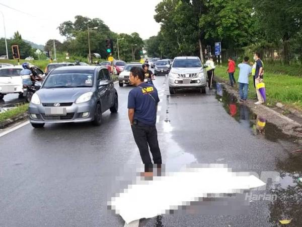 Seorang pekerja kilang maut ketika melintas dekat Kawasan Perkilangan Bakar Arang di sini pagi tadi.
