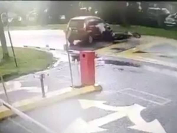 Rakaman video tular di media sosial menunjukkan sebuah kereta yang membuat pusingan U di Jalan Suadamai, Bandar Tun Hussein Onn, Kajang menyebabkan sebuah motosikal melanggar kenderaan berkenaan kelmarin.