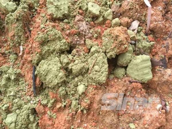 Bahan berwarna hijau yang bercampur tanah ditemui selepas kerja-kerja mengorek tanah dilakukan untuk membaiki saliran pembentung yang pecah berhampiran resort berkenaan.