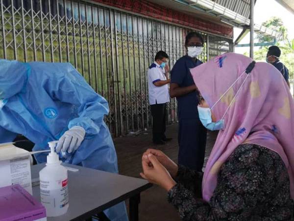 Pensampelan dilakukan terhadap penjaja di Tamu Nabawan bagi memerangan pandemik Covid-19.