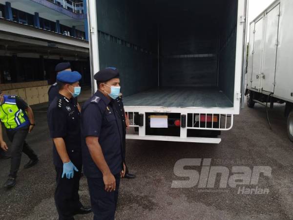 Ayob (depan) menunjukkan lori yang digunakan untuk mengangkut rokok seludup dalam dua serbuan di Pandan dan Kempas.