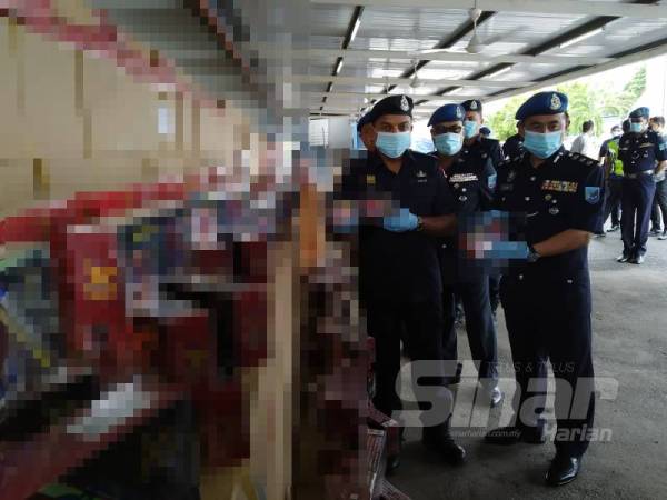 Ayob Khan (dua dari kanan) menunjukkan rokok seludup yang dirampas pada sidang media di Markas PPM Wilayah Dua di Tampoi, hari ini.