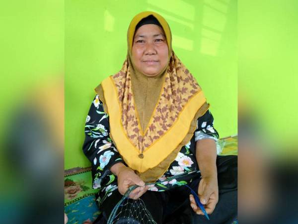 Robeah Hassan satu-satunya wanita di kampunya yang mahir menghasilkan pukat.