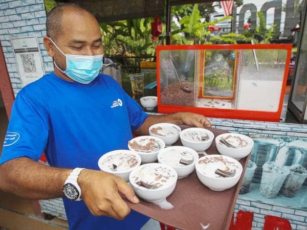 Cendol sagu rumbia Rohaisham dijual pada harga RM2.50 semangkuk.