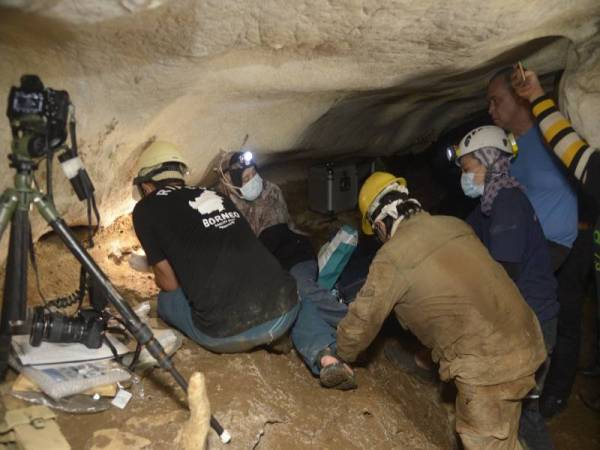 Pasukan penyelidik menjalankan penyelidikan di gua batu kapur di Gopeng, Perak. 