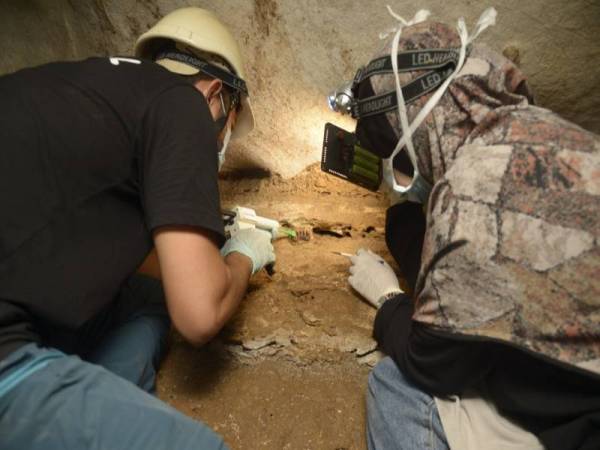 Saintis sedang menjalankan kajian di Gopeng, Perak. 