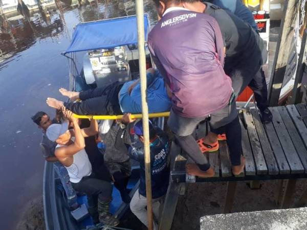Salah seorang mangsa bot karam di Pantai Batu Laut, Tanjung Sepat, semalam berjaya diselamatkan sekumpulan pemancing yang melalui kawasan terbabit.