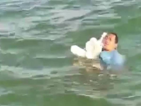 Mangsa bot yang karam di Pantai Batu Laut, Tanjung Sepat semalam ditemui dalam keadaan terapung berpaut pada pelampung putih.