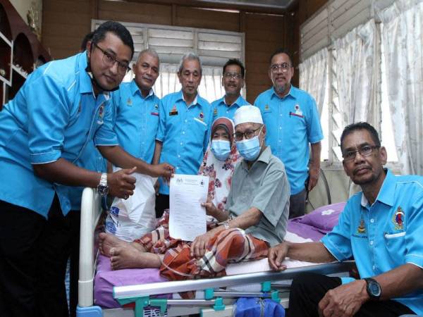 PVATTBM memberikan sumbangan kepada Mohd Shafii ketika berkunjung di rumahanya di Kuang. Selangor baru-baru ini.