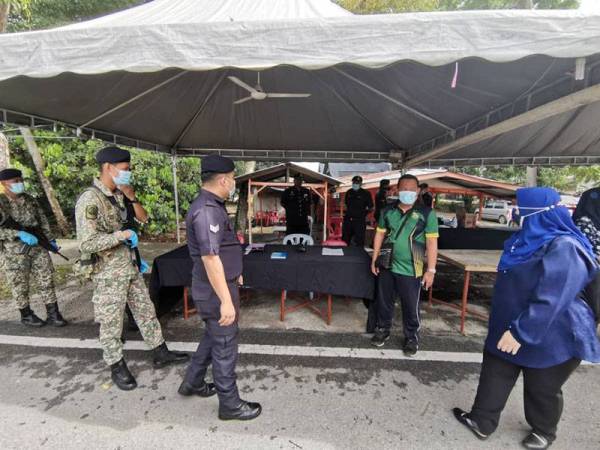 Ahmad Fadzli (dua dari kanan) meninjau sekatan jalan raya di Kampung Kuantan, Klang hari ini.