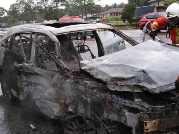 Kesemua penumpang kenderaan itu diselamatkan pengguna jalan raya yang membantu mengeluarkan keempat-empat mereka semasa SUV itu mula terbakar.