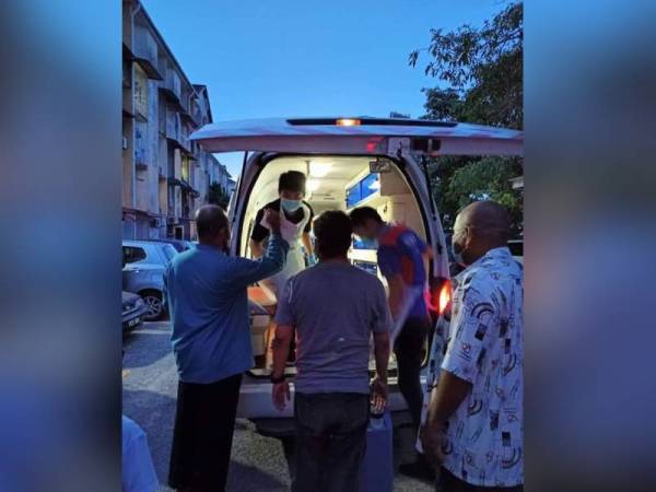 Pasukan perubatan membuat persediaan untuk menghantar kanak-kanak itu pulang ke kampung di Negeri Sembilan, semalam. - Foto LZS