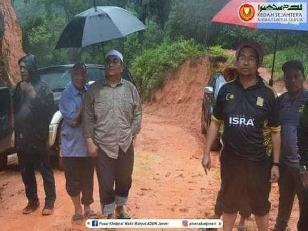 Muhammad Sanusi (tiga dari kiri) dan Ahli Parlimen Sik, Ahmad Tarmizi Sulaiman (dua dari kanan) meninjau kawasan Hutan Simpan Ulu Muda baru-baru ini. - Foto Pusat Khidmat Wakil Rakyat ADUN Jeneri