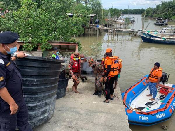 Anggota bomba dan penyelamat mengusung mayat mangsa sebaik tiba di Jeti Kelanang pagi tadi.
