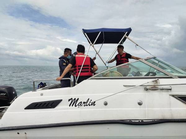 Anggota APMM membantu memindahkan mangsa yang selamat dari Pantai Pulau Telor, Yan pagi tadi. -Foto: ihsan APMM
