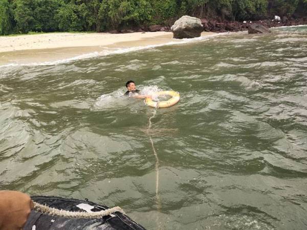 Kedua-dua mangsa yang diselamatkan dari Pantai Pulau Telor, Yan pagi tadi oleh APMM tidak mengalami sebarang kecederaan. -Foto: ihsan APMM