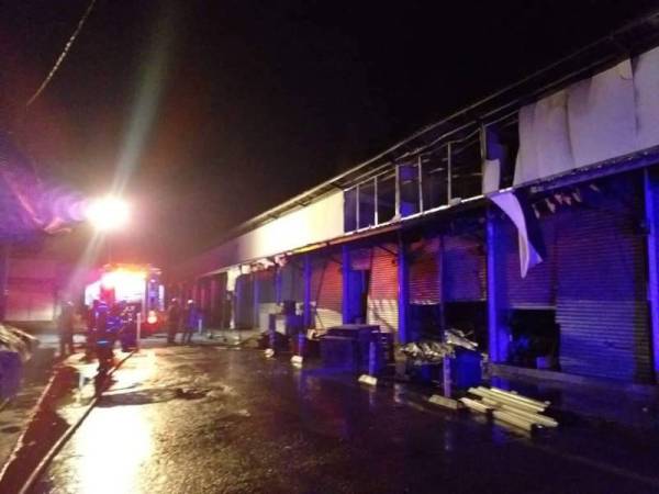 Anggota bomba mengambil masa kira-kira 11 minit untuk mengawal api daripada merebak ke premis lain dalam kejadian kebakaran di Kea Farm, Cameron Highlands awal pagi tadi. - Foto Bomba