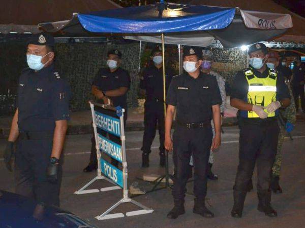 Shamsul Amar (kiri) hadir ke lokasi sekatan jalan raya di sekitar Klang. - Foto IPD Klang Selatan