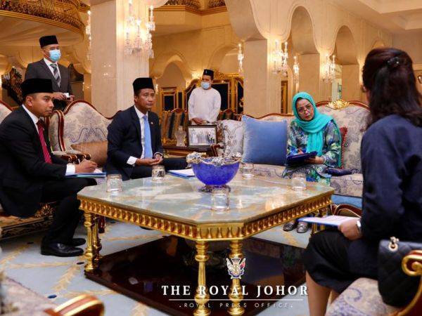 Raja Zarith Sofiah (tengah) berbincang dengan Azmi Rohani (dua dari kiri) dan pemimpin YRZSNJ selepas mempengerusikan mesyuarat di Istana Bukit Serene, Johor Bahru hari ini. - Foto Royal Press Office