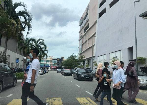 Tinjauan Sinar Harian ke salah sebuah pusat beli-belah di Kuantan hari ini mendapati, majoriti pengunjung patuh pada prosedur operasi standard (SOP) yang ditetapkan oleh kerajaan.