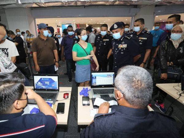 Ayob Khan (tengah) meninjau tapak pameran selepas merasmikan Program PDRM Bersama Pelanggan dan Komuniti Kepolisian IPD di Johor Bahru semalam.