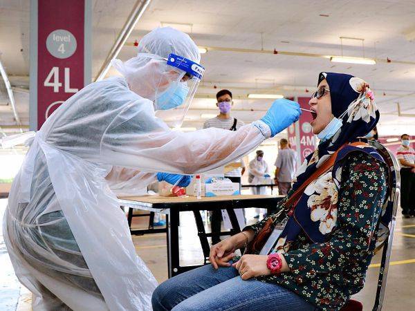Pekerja 1Utama menjalani ujian saringan Covid-19 secara percuma hari ini. - Foto Facebook 1Utama