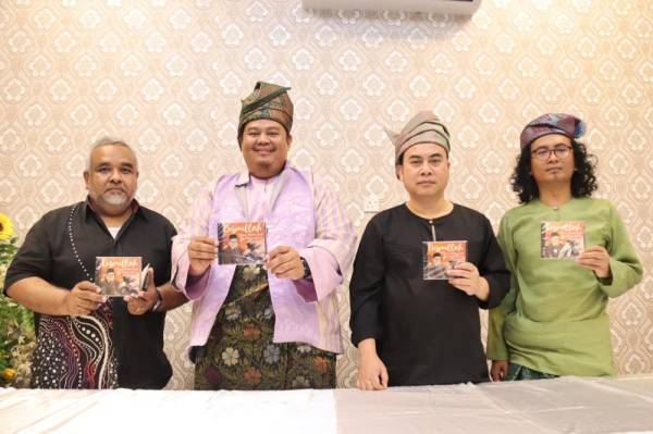 Mohd Azhar (dua dari kiri) bergambar bersama tenaga kerja yang terlibat dalam pembikinan album Bismillah.