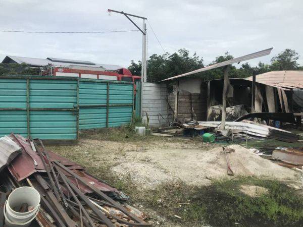 Dua lelaki dewasa rentung dalam kebakaran di sebuah bangsal sementara di Kampung Parit Kechil, Sungai Bunyi, Pontian hari ini.