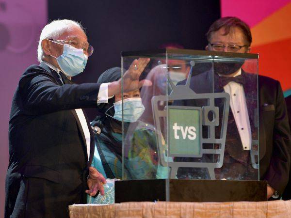 Tun Abdul Taib Mahmud (kiri) melancarkan TVS di Pusat Konvensyen Borneo Kuching malam ini. Turut hadir Ketua Menteri Sarawak, Datuk Patinggi Abang Johari Tun Openg (dua dari kanan). - Foto Bernama