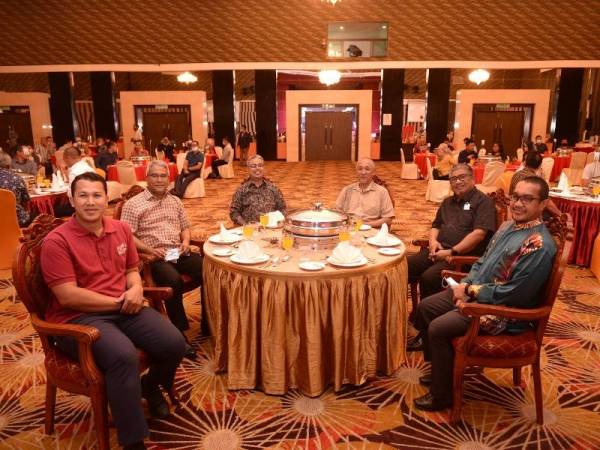 Razim (tiga, kanan) bersama pimpinan SPRM dan PBT Perak yang hadir pada program PBT Perangi Pemberi Rasuah & Eksekutif Talk 'Hala Tuju PBT ke arah Organisasi Bebas Rasuah' di sini malam tadi.