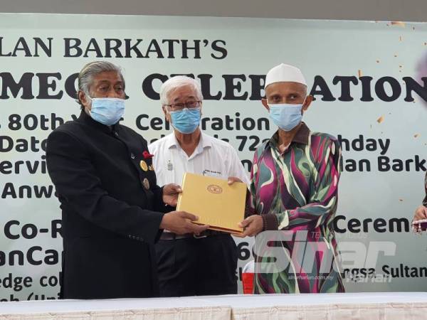 Barkath Ali (kiri) menukar dokumen MoU dengan Mohd Zaini bagi mengiktiraf usaha sama untuk bertukar-tukar pengetahuan antara kedua-dua pihak di Ibu Pejabat Kumpulan Barkath di Bukit Minyak, Bukit Mertajam Jumaat lalu.