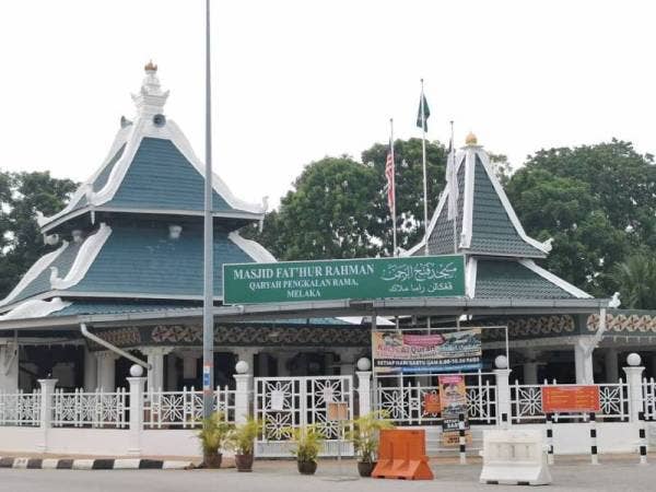 Polis sedang menjejaki suspek memcuri tabung Masjid Fathur Rahman di Pengkalan Rama sejak kelmarin.