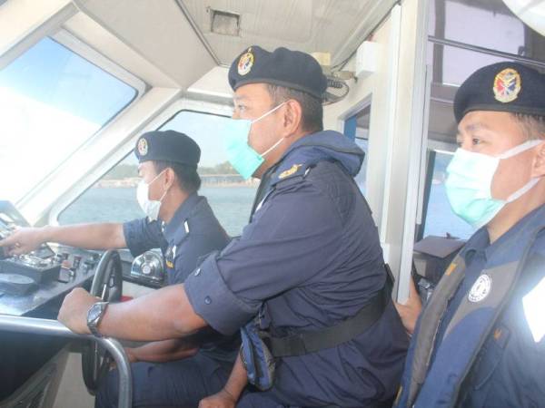 Pasukan APMM Sabah melakukan pemantauan di perairan Sabah.