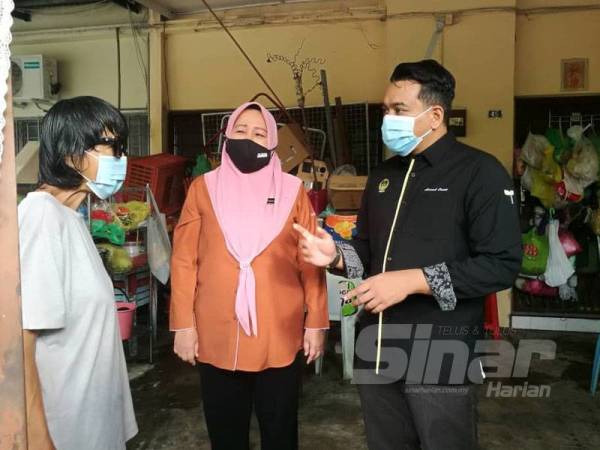 Ahmad Saidi bersama Wan Norashikin (tengah) bertanyakan sesuatu kepada Sook Khuan ketika ditemui di rumahnya di Taman Bersatu, Simpang Pulai hari ini.