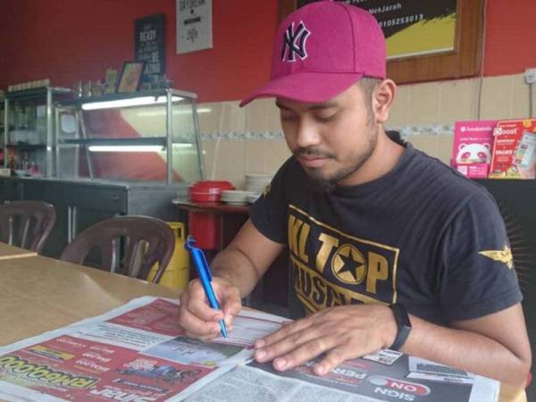 Muhammad Zulfadli Amsyar menjawab soalan Peraduan Sinar Harian Di Hatiku dalam naskhah akhbar Sinar Harian di Ayer Keroh, Melaka semalam.