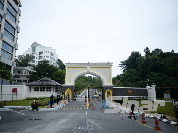 Keadaan di pekarangan pintu 2, Istana Negara pagi ini. - Foto Rosli Talib