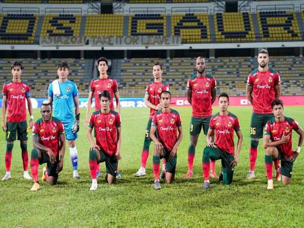 Baddrol (kiri) berjaya memimpin Lang Merah untuk muncul Naib Juara Liga Super 2020. - Foto KFA