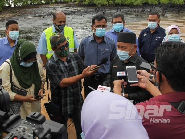Tuan Ibrahim ditemubual media selepas meninjau lokasi pencemaran tumpahan minyak di Pantai Cermin di sini hari ini.