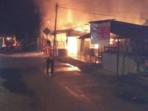Kebakaran melibatkan dua premis di Cabang 4 Binjai berhadapan Balai Polis Binjai, Kota Bharu pagi tadi.