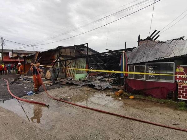 Usaha memadamkan api marak berjaya dilakukan oleh pasukan bomba yang bermula pada jam 6.20 pagi sehingga selesai.