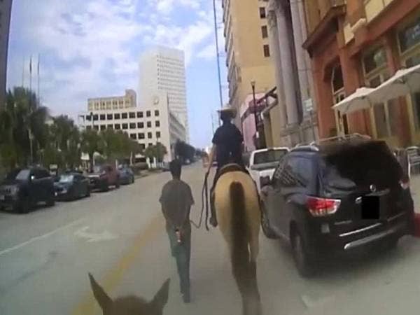 Neely diheret menggunakan tali oleh seorang anggota polis berkuda.